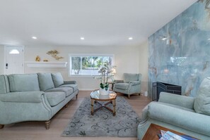 Televisión y chimenea 