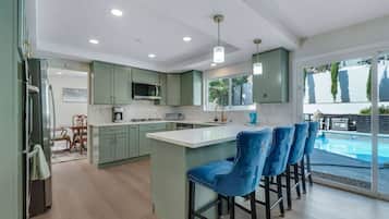 KĂŒhlschrank, Mikrowelle, Ofen, Herdplatte