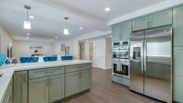 KĂŒhlschrank, Mikrowelle, Ofen, Herdplatte