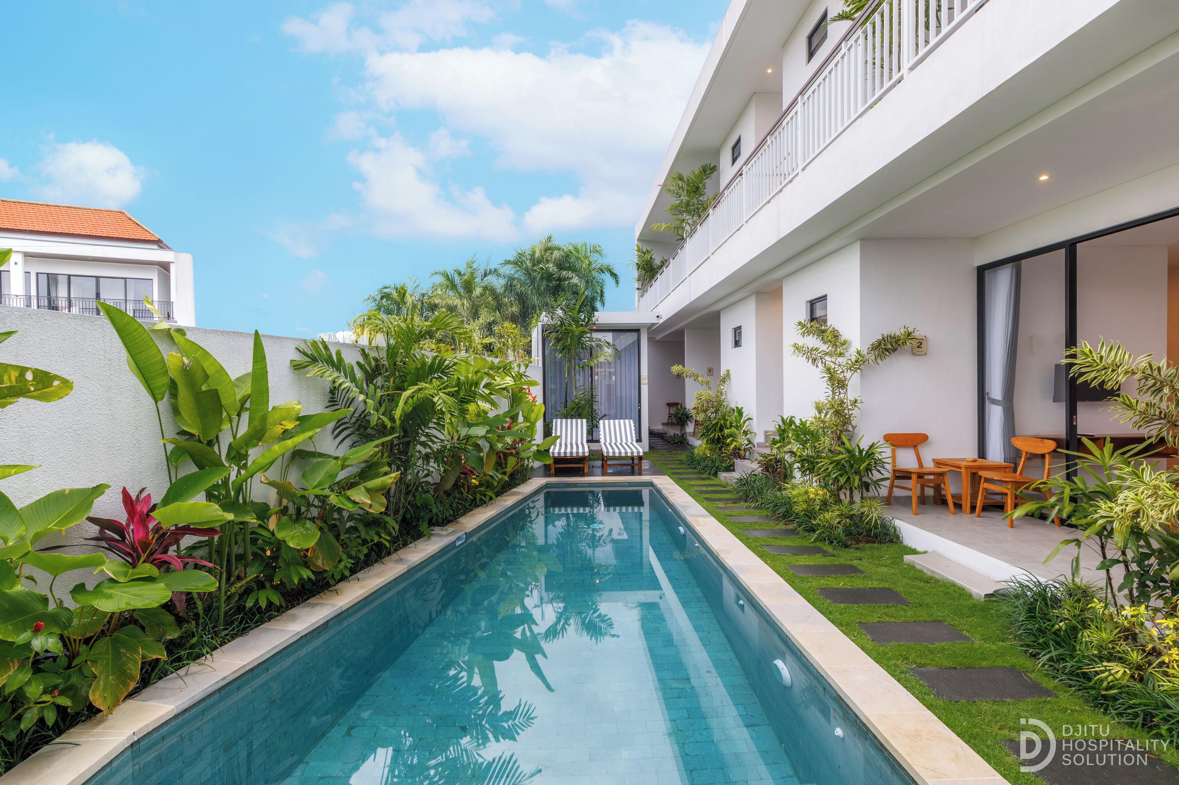 Una piscina al aire libre