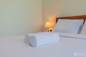 Chambre double, vue sur la piscine | Accès au Wi-Fi (inclus)