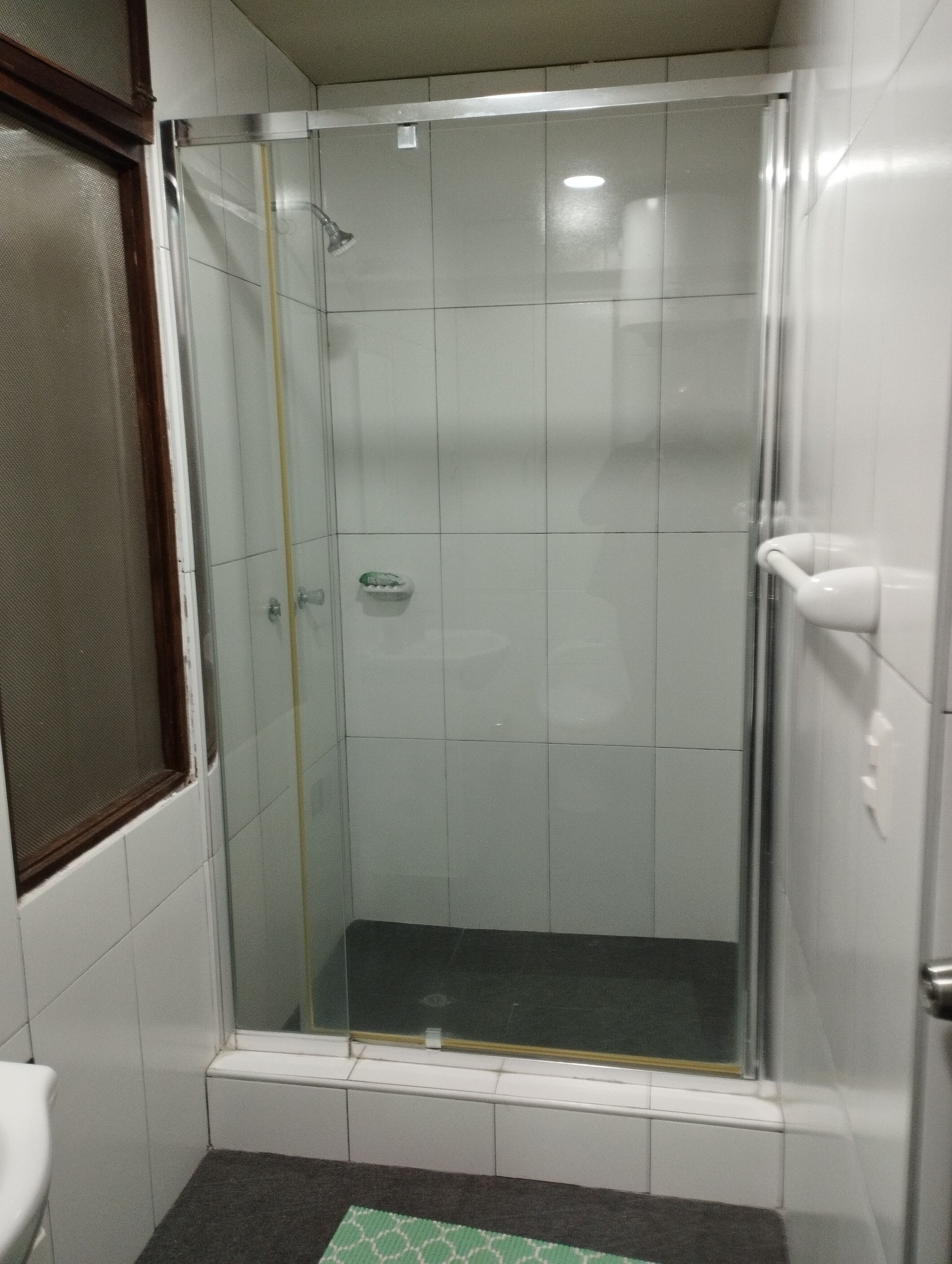 Secadora de cabello, toallas, jabón, papel de baño 