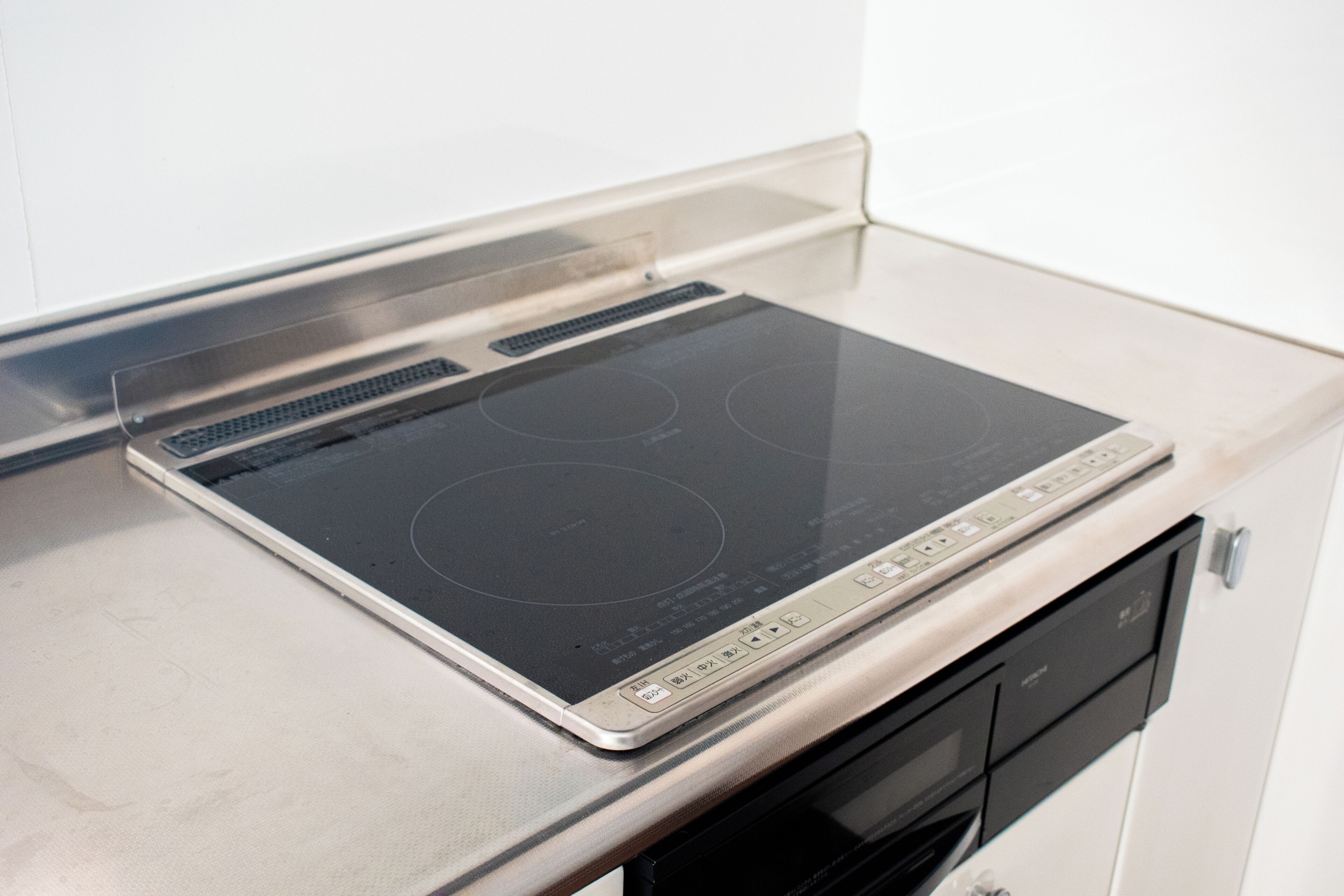 Una cocina moderna con placa de inducción integrada y lavavajillas.