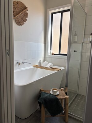 Een douche, een haardroger, zeep, toiletpapier