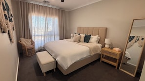 5 slaapkamers, een strijkplank/strijkijzer, wifi