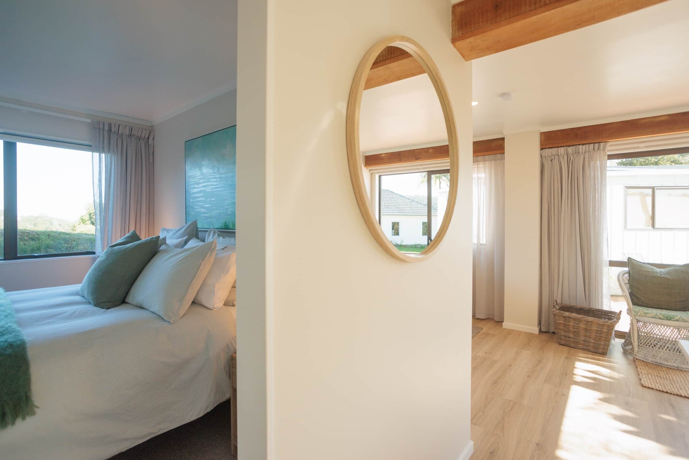 1 多间卧室、客房内保险箱、办公桌、熨斗/熨衣板