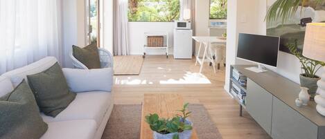 Een smart-tv, boeken, een computerscherm en een printer