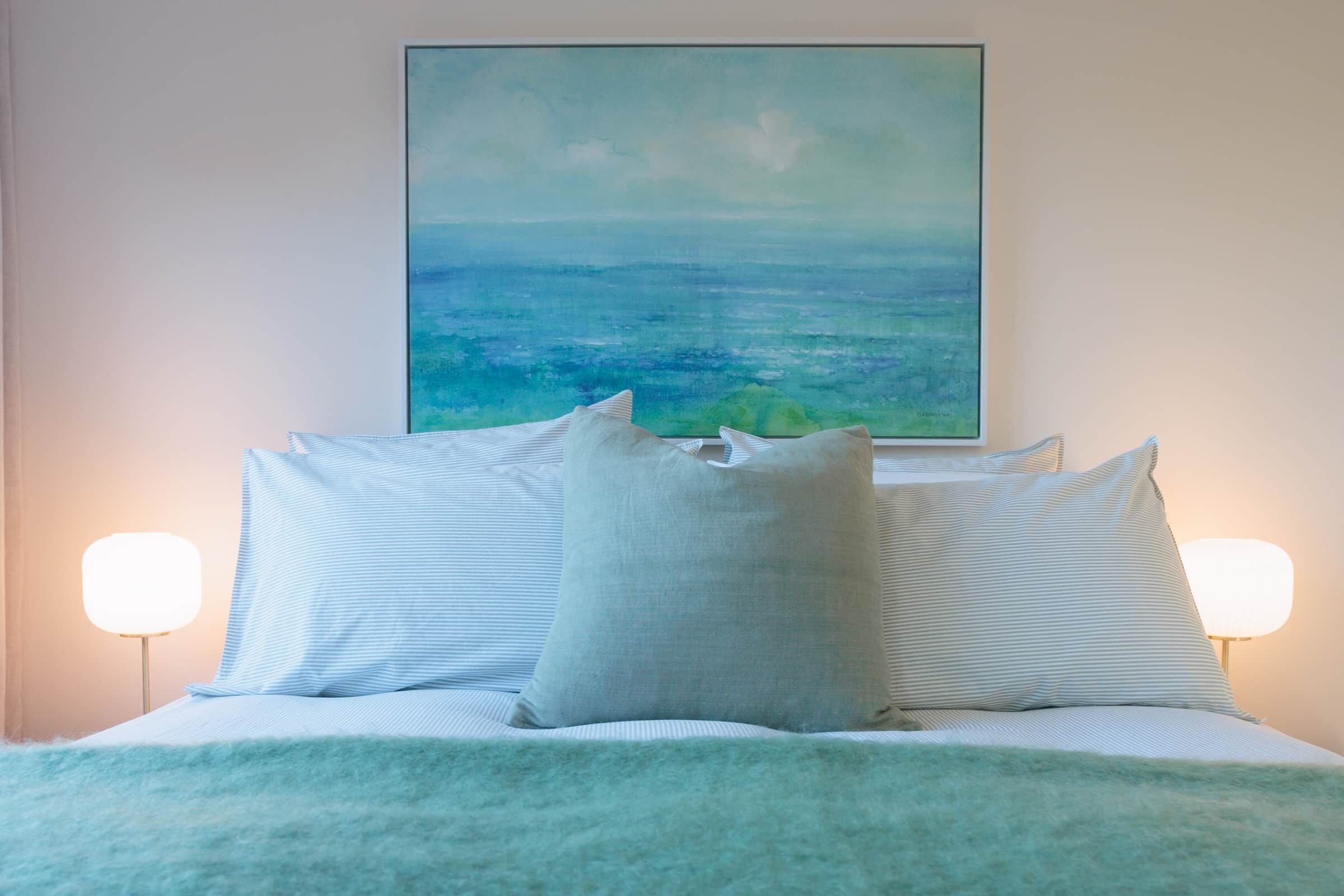 1 غرفة نوم وخزنة داخل الغرفة ومكتب ومكواة/لوح كي