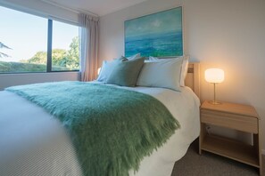 1 Schlafzimmer, Zimmersafe, Schreibtisch, Bügeleisen/Bügelbrett