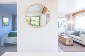 1 室のベッドルーム、セーフティボックス (室内)、デスク、アイロン / アイロン台