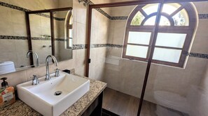 Phòng đôi Deluxe, ban công, quang cảnh thành phố | Phòng tắm | Buồng tắm vòi sen, khăn tắm, xà phòng, giấy vệ sinh 