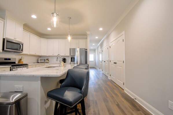 Réfrigérateur, micro-ondes, four, lave-vaisselle