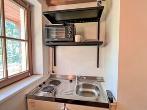 ثلاجة، ميكروويف، مستلزمات طهي/أطباق/أوعية