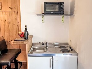 Kühlschrank, Mikrowelle, Kochgeschirr/Geschirr/Besteck