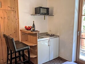 Refrigerador, microondas y utensilios de cocina