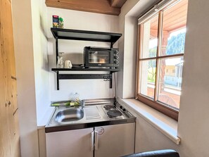 Réfrigérateur, micro-ondes, batterie de cuisine, vaisselle et ustensiles