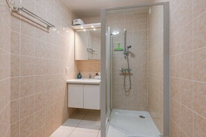 Dusche, Haartrockner, Handtücher