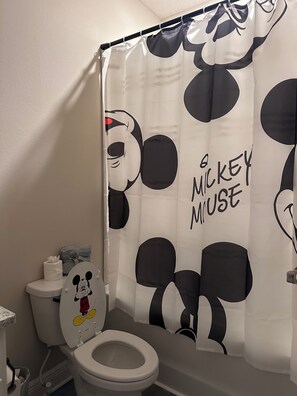 タオル、石鹸、トイレットペーパー