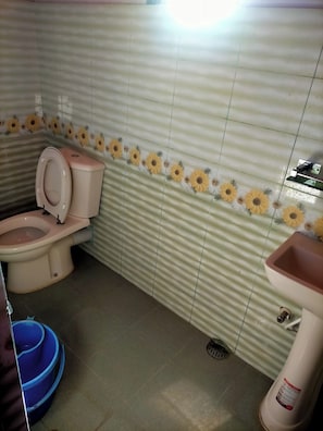 Deluxe Double Room, Balcony, Garden View | Bathroom | Bathtub, free toiletries, towels, soap
