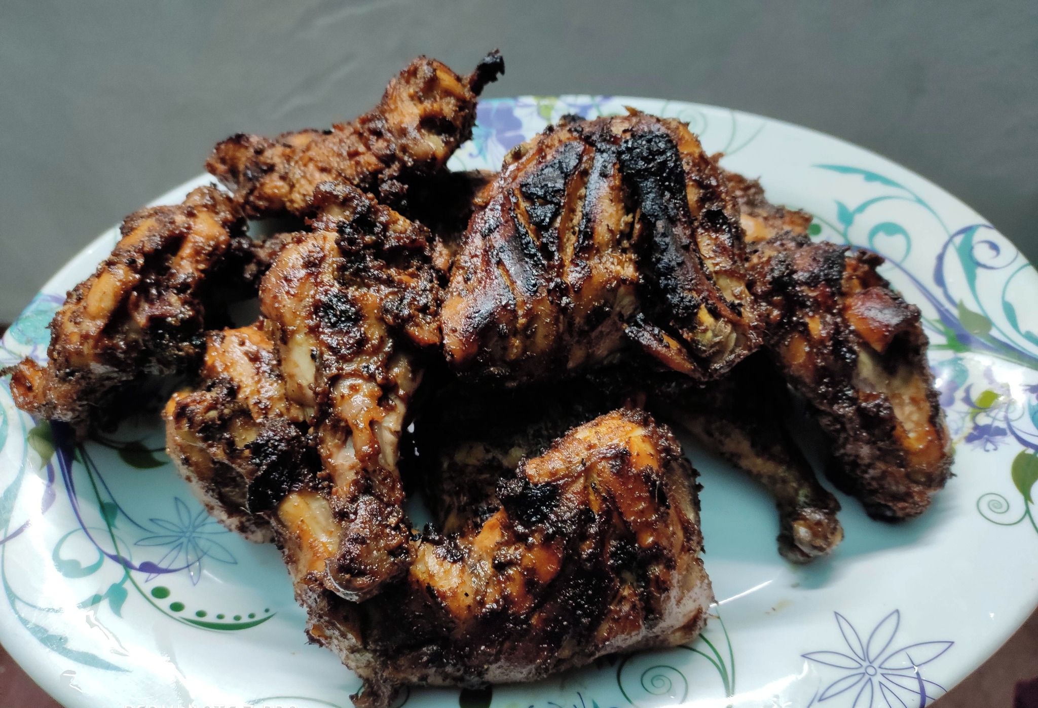 Um prato de asas de frango grelhadas.