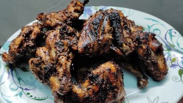Um prato de asas de frango grelhadas.