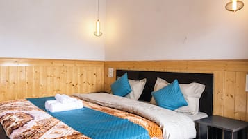 Deluxe Room, Balcony, Mountain View | Bed sheets
