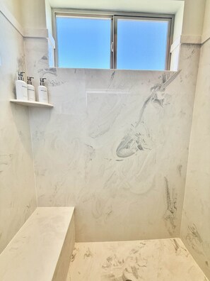 シャワー、ヘアドライヤー、タオル、シャンプー