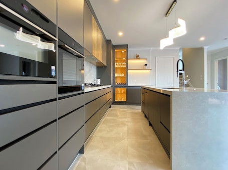 Kühlschrank, Mikrowelle, Ofen, Herdplatte. Castlebane New Home 350sqm, 7ACs, Large Deck, View