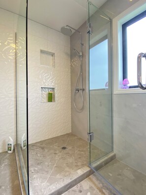 Shower, hair dryer, towels, soap - Castlebane New Home 350sqm, 7ACs, Large Deck, View (Auckland)