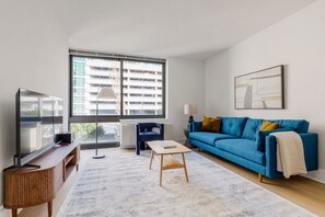 TV, stereo - Blueground | Long Island City, pool, nr Gantry Plaza (New York)