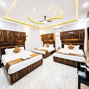 Hypo-allergenic bedding available, desk, WiFi (free), bed sheets - Hotel Pvs Grand Varanasi  (Varanasi)
