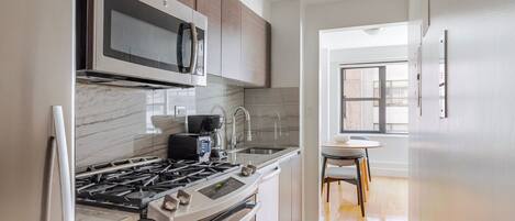 Réfrigérateur, micro-ondes, four, plaque de cuisson