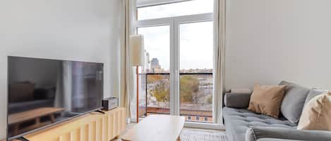 Una televisión, un reproductor estéreo