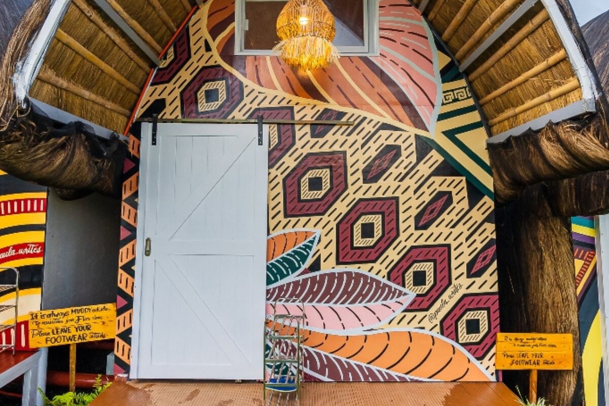 Un edificio colorido con una fachada estampada y una puerta blanca.