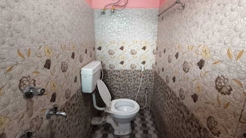 Escritorio, espacio para trabajar con laptop y wifi gratis