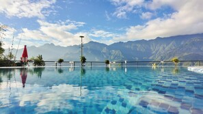 Outdoor pool - DeLaMont Sapa Hotel (Sa Pa)