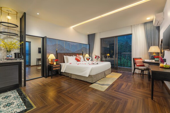 Premier Mountain View King Bed with Balcony | Premium bedding, pillowtop beds, in-room safe, blackout drapes