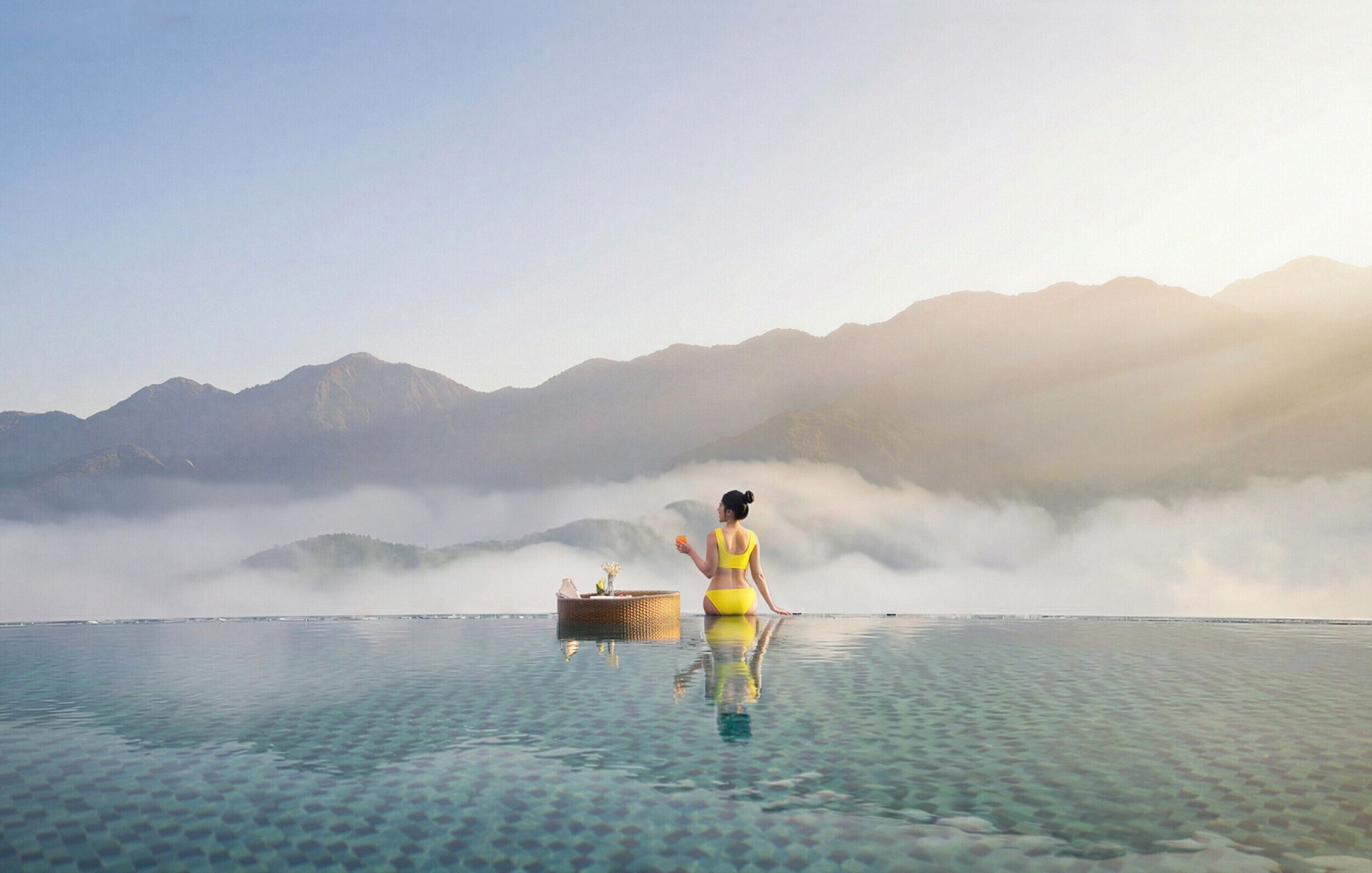 Una piscina al aire libre