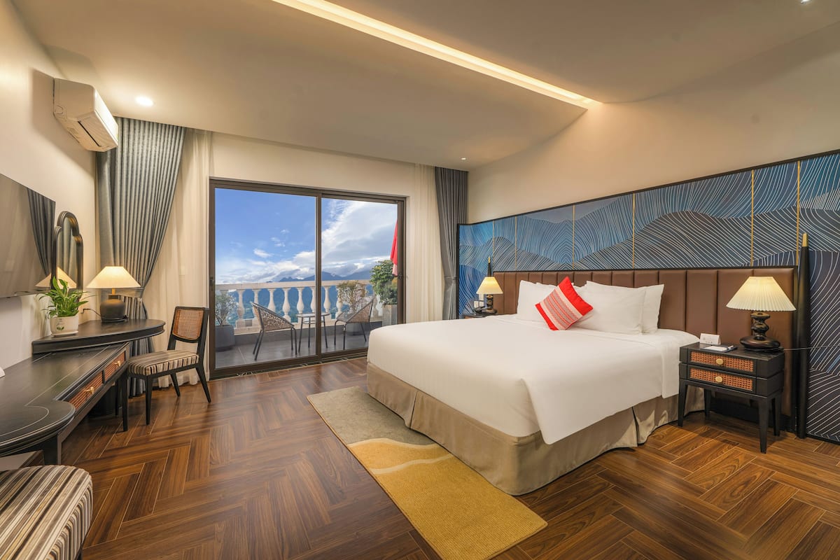 Premium bedding, pillowtop beds, in-room safe, blackout drapes