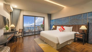 Deluxe Valley View King Bed with Wide Balcony | Sengetøy av topp kvalitet, senger med overmadrass og safe på rommet