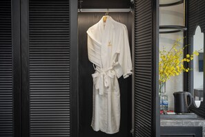 Designer toiletries, bathrobes, slippers, bidet - DeLaMont Sapa Hotel (Sa Pa)