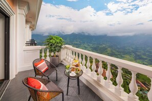 Deluxe Valley View King Bed with Wide Balcony | Balcony - DeLaMont Sapa Hotel (Sa Pa)