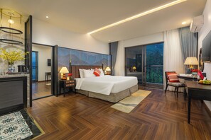 Premier Mountain View King Bed with Balcony - DeLaMont Sapa Hotel (Sa Pa)