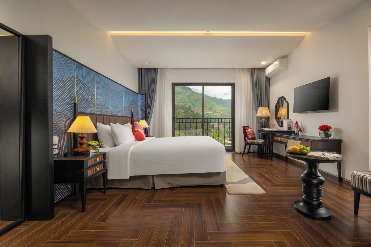 Premier Mountain View King Bed with Balcony