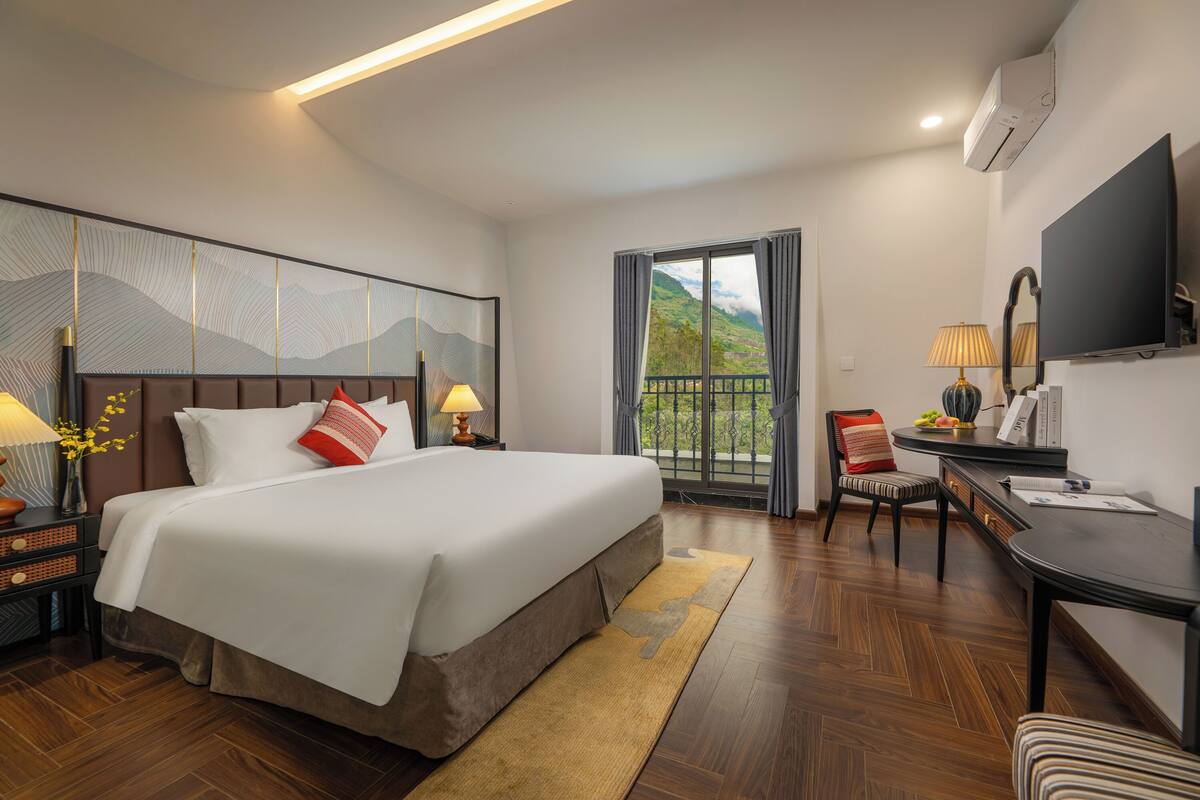 Deluxe Double Room, Mountain View | Premium bedding, pillowtop beds, in-room safe, blackout drapes
