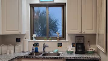 KĂŒhlschrank, Mikrowelle, Ofen, Herdplatte