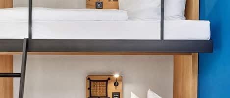 Ein Stockbett mit Holz Kopfteil, weißer Bettwäsche und einer Wandleuchte.