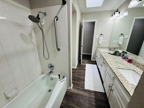 Hair dryer, towels, soap, shampoo - The Grand Kingsborough Stay (Arlington)
