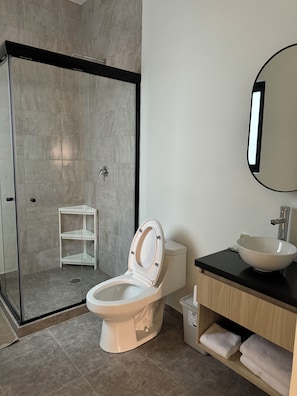 Dusche, Haartrockner, Handtücher, Seife