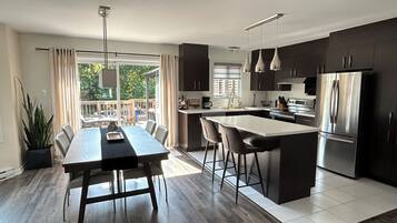 Een koelkast, een magnetron, een oven, een kookplaat